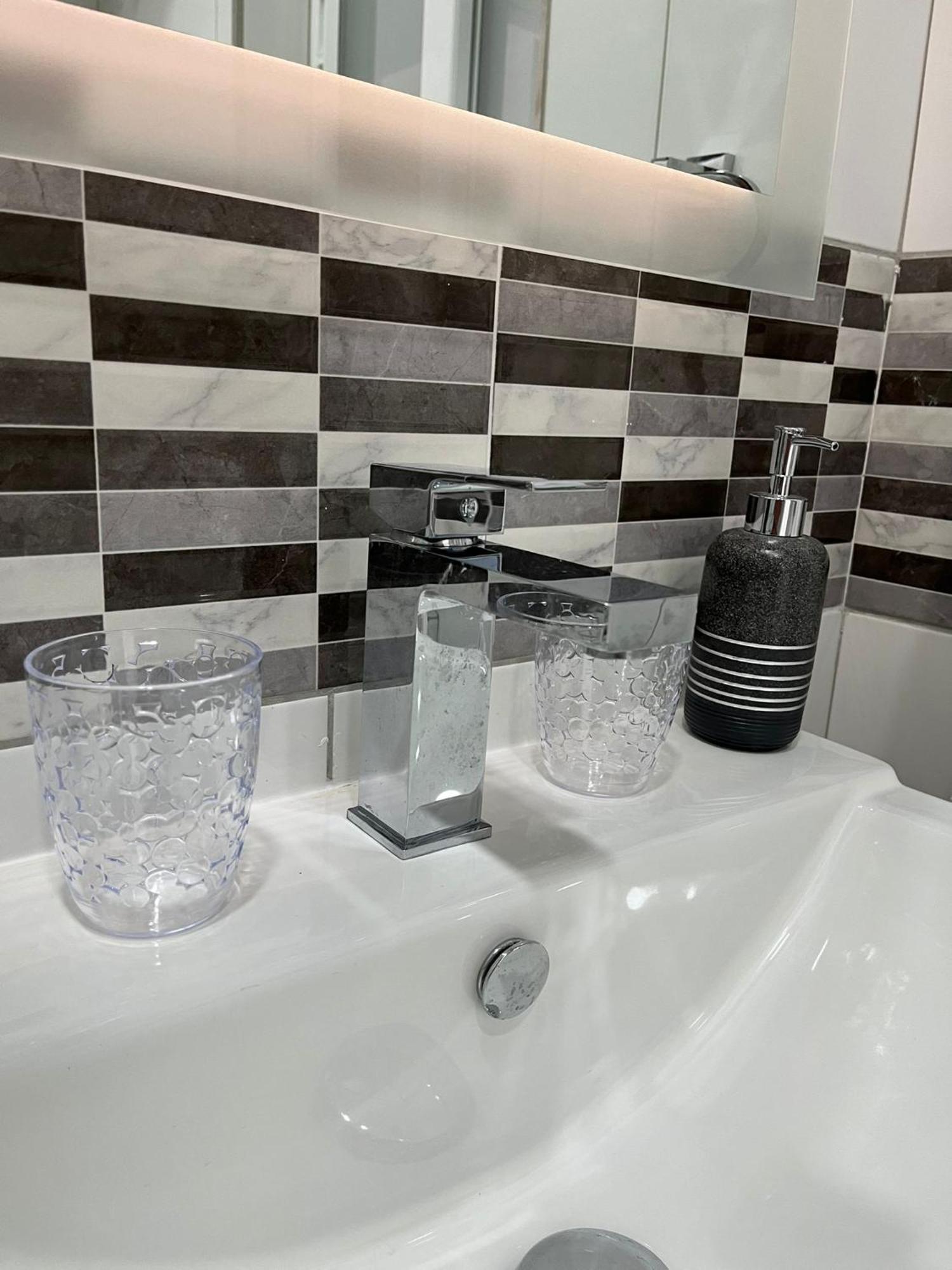 Sea Breeze, Spacious 2-Bedroom Lux Seaside Apartments Сейнт Полс Бей Екстериор снимка
