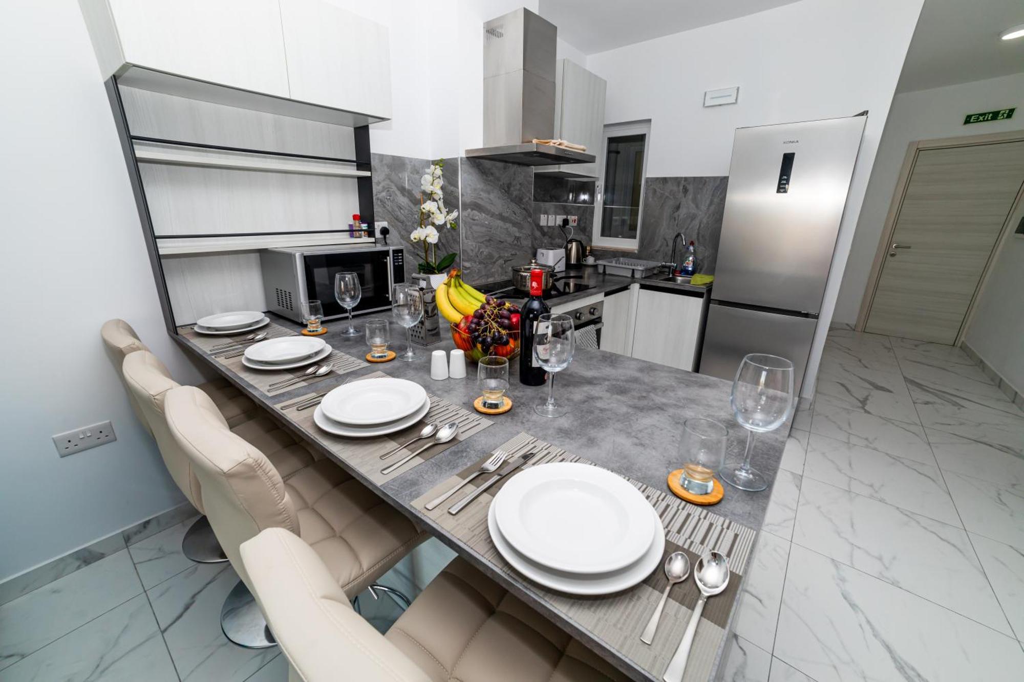Sea Breeze, Spacious 2-Bedroom Lux Seaside Apartments Сейнт Полс Бей Екстериор снимка