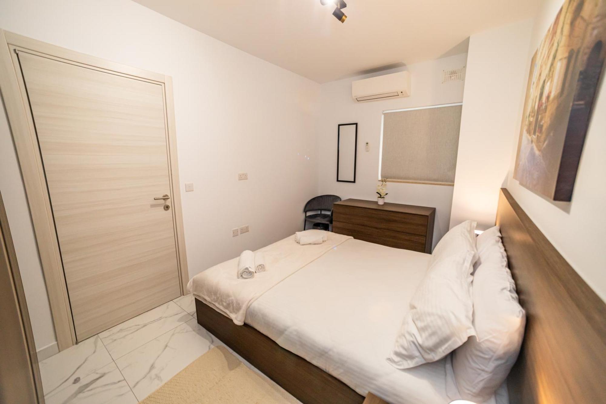 Sea Breeze, Spacious 2-Bedroom Lux Seaside Apartments Сейнт Полс Бей Екстериор снимка