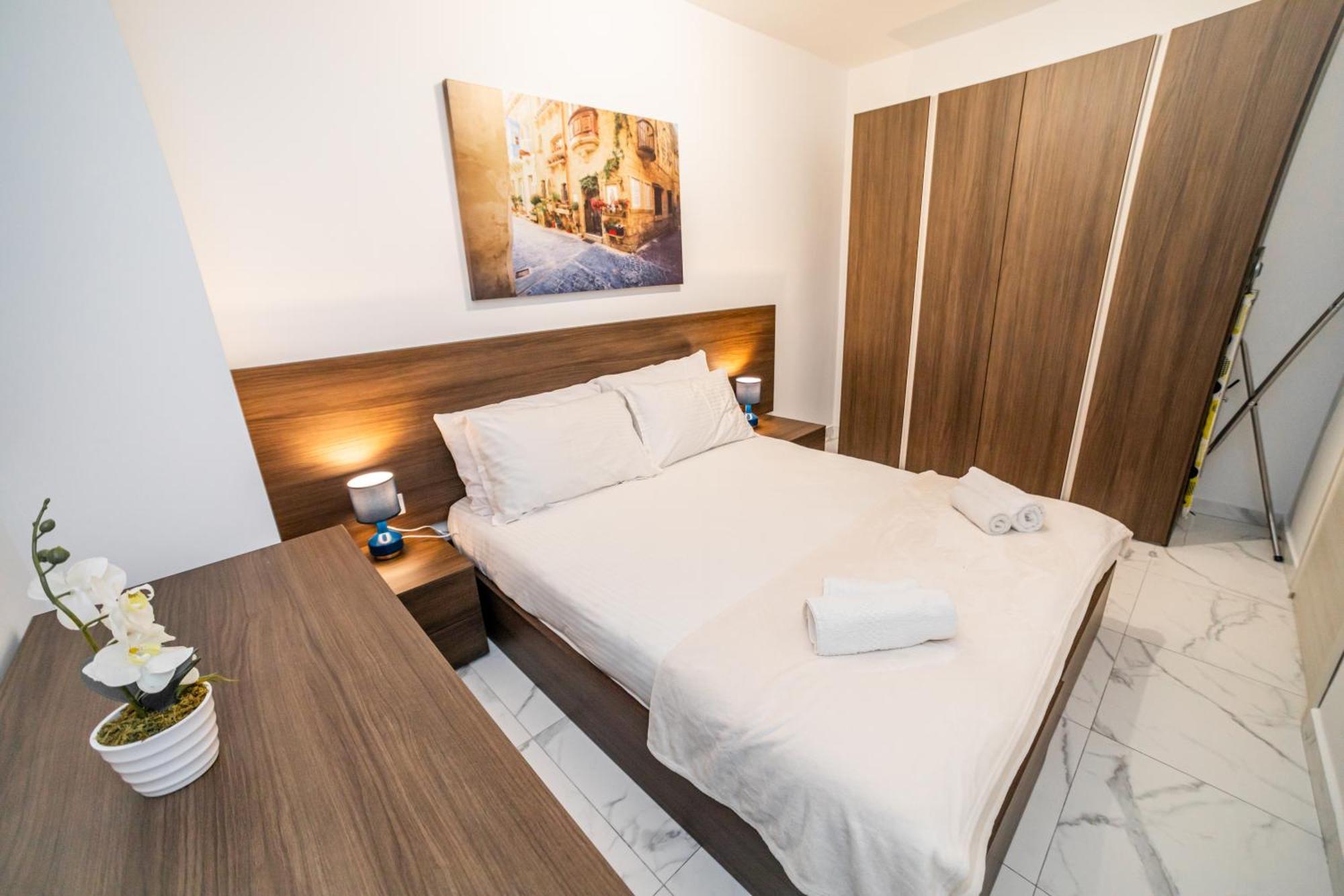 Sea Breeze, Spacious 2-Bedroom Lux Seaside Apartments Сейнт Полс Бей Екстериор снимка