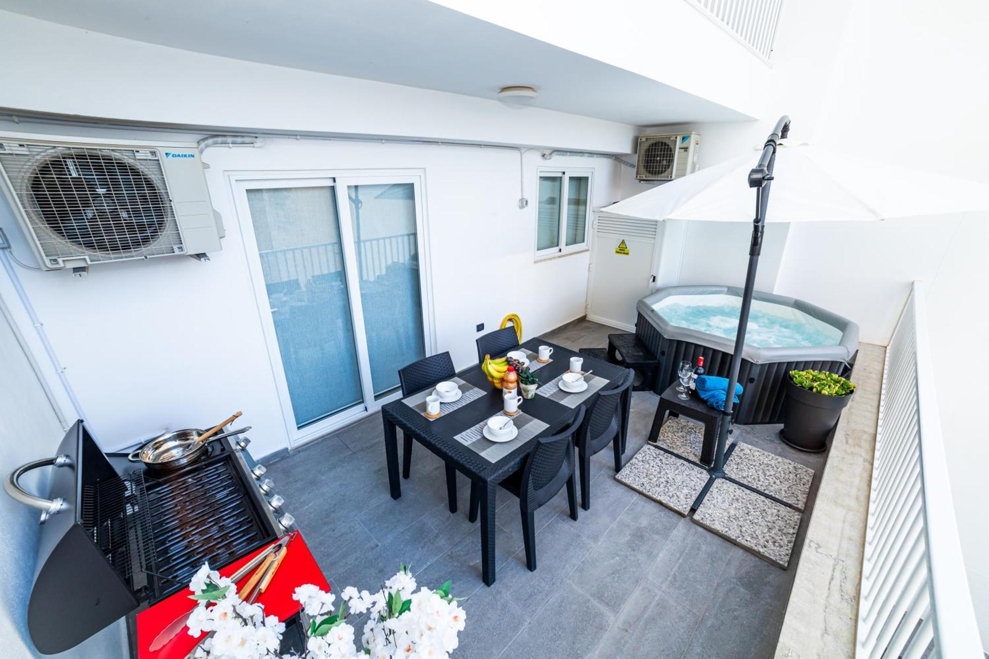 Sea Breeze, Spacious 2-Bedroom Lux Seaside Apartments Сейнт Полс Бей Екстериор снимка